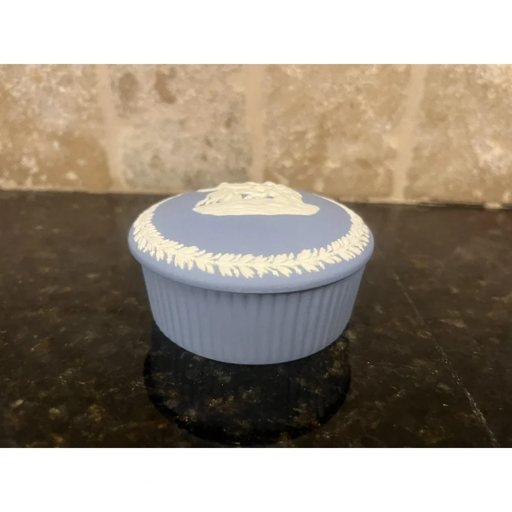 Vtg. Wedgwood Blue Jasperware Pegasus‎ Cameo Round Lidded Trinket Dresser Box